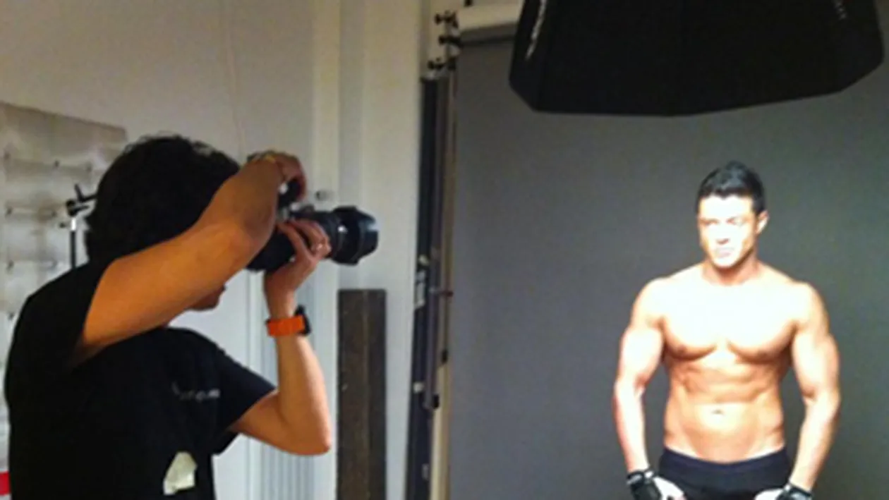 Victor Slav le-a pregatit un cadou fanelor: o sedinta foto dezbracat!