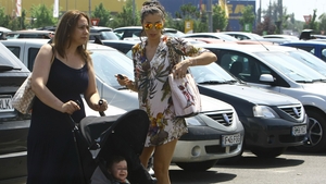 Trei generatii la cumparaturi. Fetita lui Pepe a ras tot timpul langa mama Raluca si bunica Pastrama