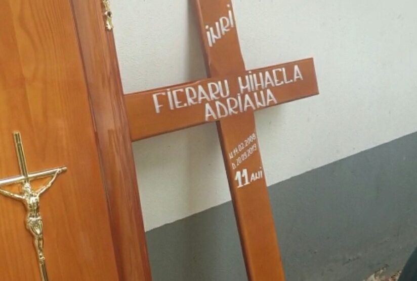 Medicii legiști au făcut autopsia copilei de 11 ani, găsită ucisă în Dâmbovița. Primele imagini cu sicriul Adrianei