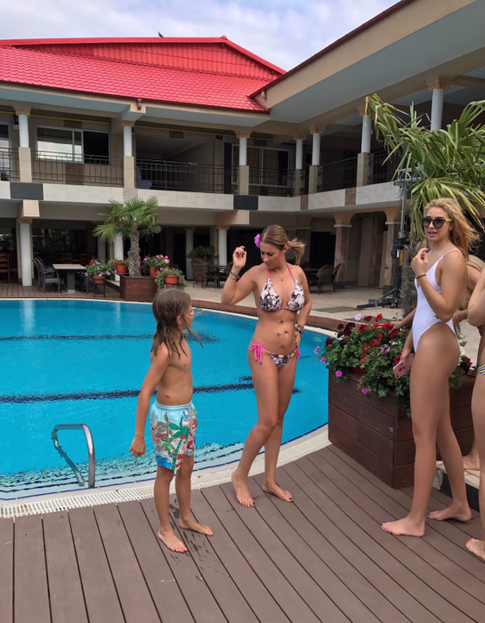 Imagini demenţiale! Anamaria Prodan & brigada s-au bălăcit la piscină! Cum arată Sarah, fiica sexy-impresarei, în costum de baie
