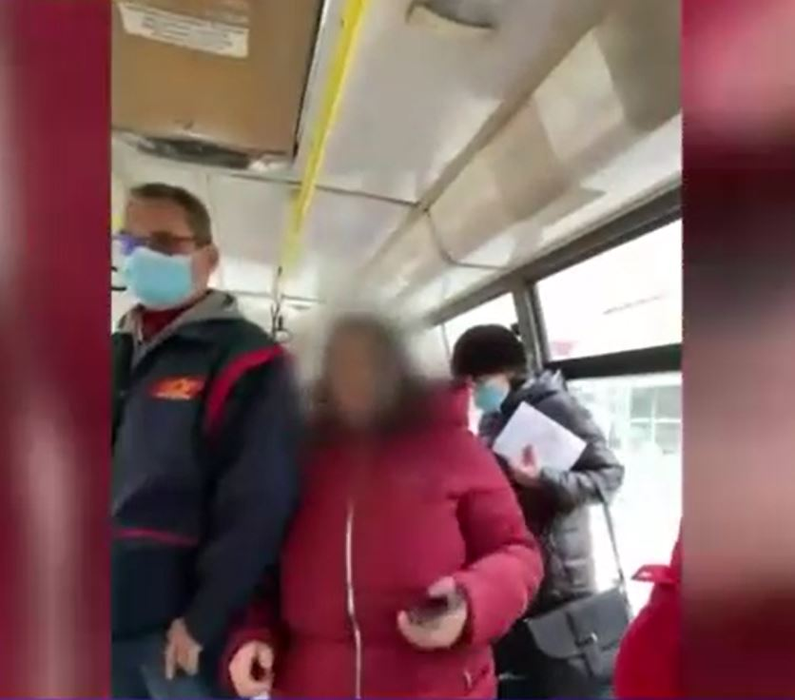 O femeie a lovit un băiat de 15 ani, după ce a întrebat-o de ce nu poartă mască. Scenele violente s-au petrecut într-un autobuz din Brăila