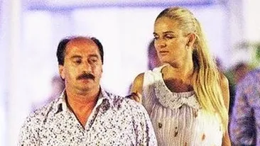 Totul despre noua amanta a lui Romica Tociu. Parasita de fostul sot din cauza vietii libertine, Ramona se iubeste cu actorul de mai bine de un an
