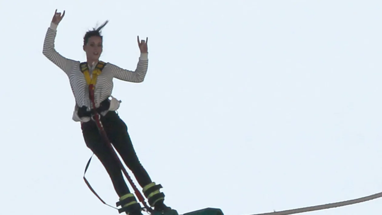 Sar cu parasuta sau se arunca in gol! Vezi care sunt divele care isi hranesc pofta de adrenalina cu sporturi extreme