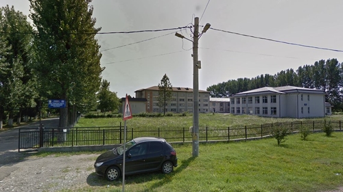 El este elevul care primește bursă pentru media 1,97. Anomaliile din învățământul românesc nu se mai opresc