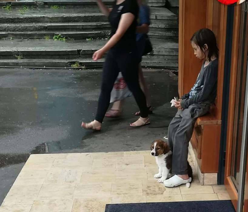 O fetiță din Iași cerșește până la miezul nopții apă și mâncare! Povestea ei i-a înduioșat pe oameni: „E un copil cu potențial!”