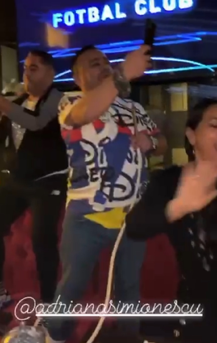 Îndrăgitul artist s-a urcat pe o canapea ca să vadă mai bine show-ul