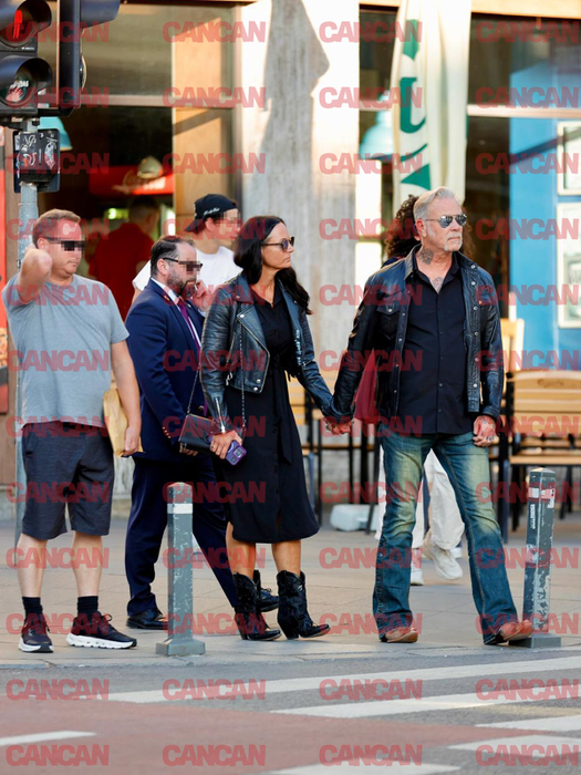 James Hetfield și proaspăta logodnică au atras toate privirile în centrul Capitalei. Solistul trupei Metallica, „lună de miere” în România