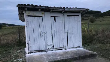 Caz șocant la Iași. Un copil de trei ani a murit la grădiniță după ce a căzut în latrina din curtea școlii