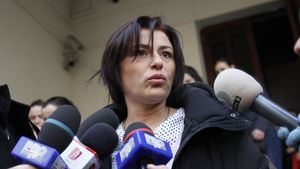 Dezvăluiri uluitoare în procesul handbalistelor lesbiene! "Se iubeau, se mângâiau şi se sărutau în faţa copilului"