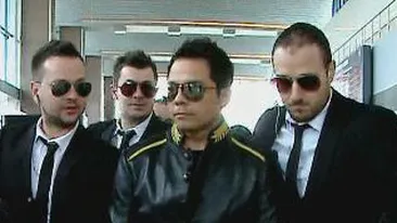 Jean de la Obama, aşteptat la aeroport in stil pur românesc: Eu să mă urc in Dacia asta?. Vezi ce cadou a primit la sosire