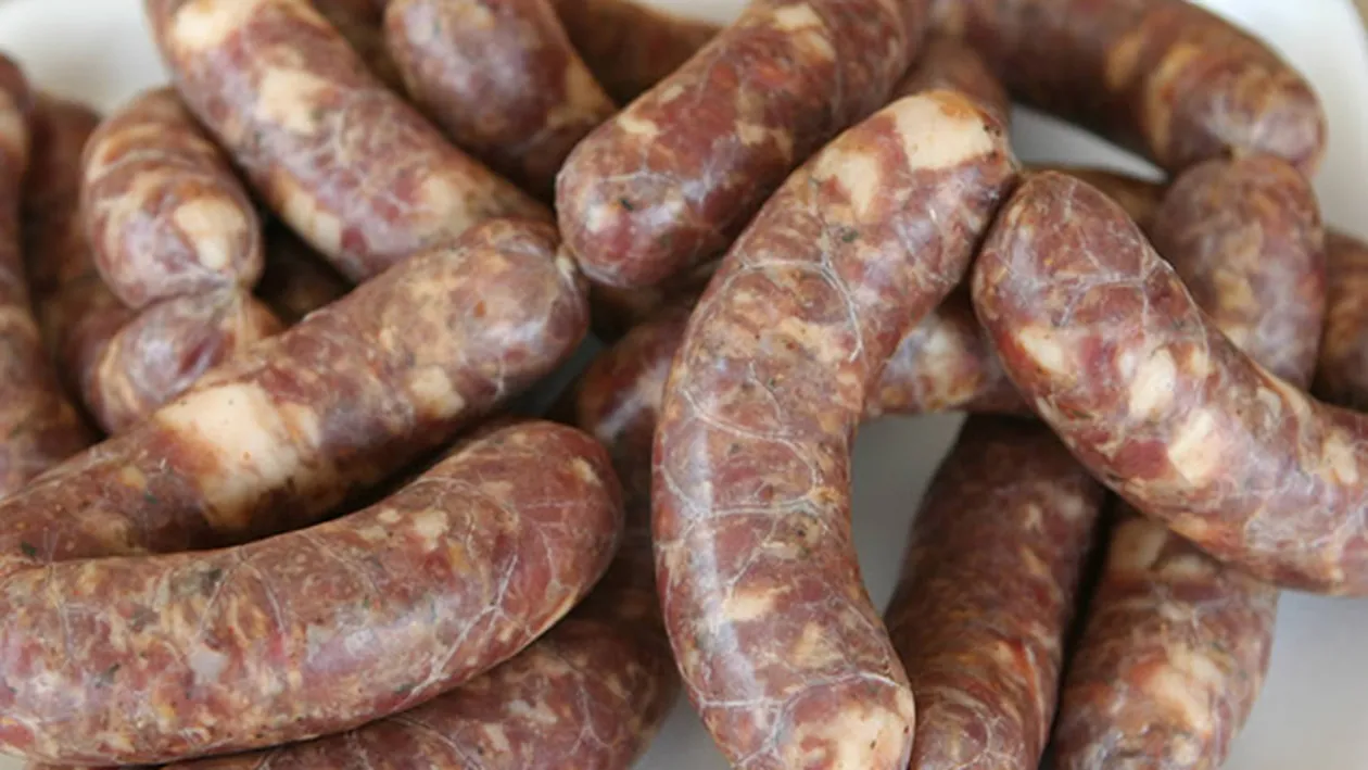 Cârnaţi din România, interzişi pe piaţa europeană din cauza asta! Ce ingredient periculos a fost descoperit