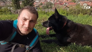 Bărbatul care l-a împușcat mortal pe polițistul din Timiș a fost prins. Marian Godina a publicat o poză cu criminalul încătușat