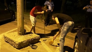 Au aruncat gunoiul pe jos, iar poliţiştii craioveni le-au dat mătura să strângă