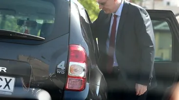 A degustat înainte, apoi a cumpărat cu măsură parizer feliat şi… Fostul ministru de Finanţe e chibzuit la piaţă!