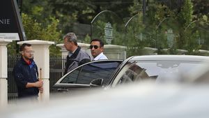 SUPER-IMAGINI. Viaţă de magnat, chiar de împărat! Cel mai fentosan funcţionar la stat: Mercedes S nou cu şofer şi cafea la 12, la Fratellini!