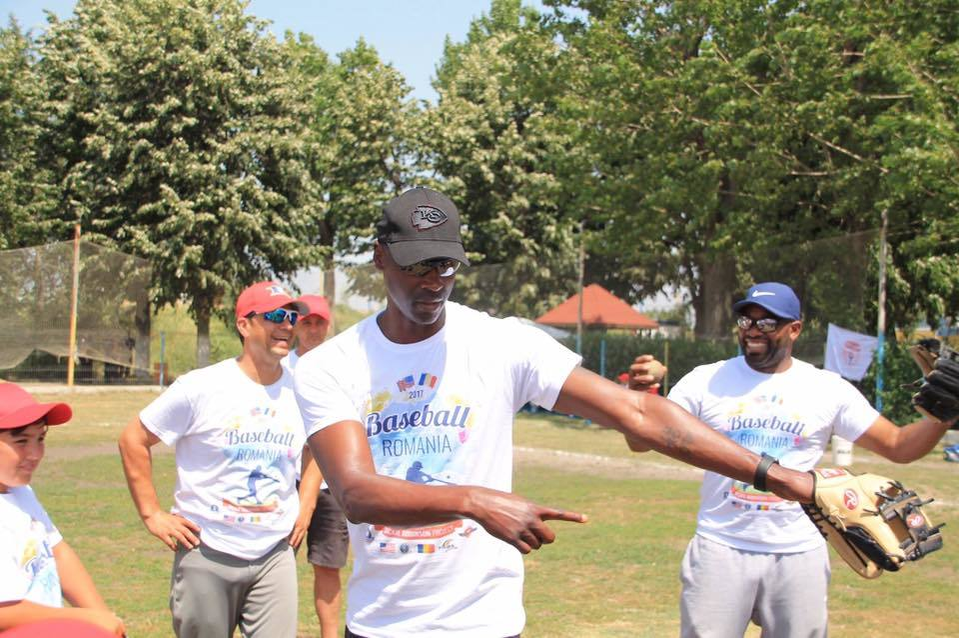 Copiii au învăţat secretele baseball-ului chiar de la foste vedete ale acestui sport american