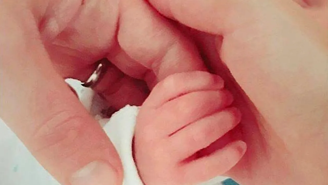 A născut! O nouă mămică celebră a făcut publică prima poză cu bebeluşul nou-născut