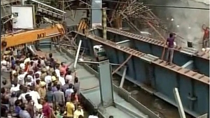 Un pod s-a prăbuşit în India! Cel puţin zece persoane au murit