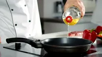 Când trebuie turnat uleiul în tigaie, de fapt: la început (când e rece) sau după câteva secunde (când e fierbinte)?