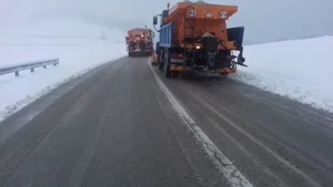 “Iadul alb” a revenit în plină primăvară! La Rânca, județul Gorj, mașinile de dezăpezire au ieșit pe drumuri. VIDEO