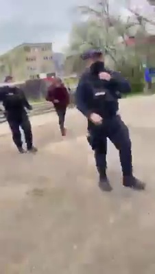 Scandal în plină stradă între un cetățean și jandarmi. “O să fie război! Ieșim cu topoarele pe stradă!” De unde a pornit conflictul