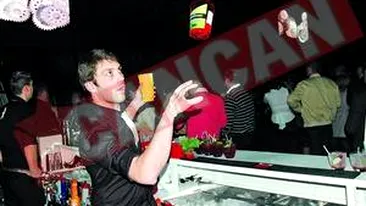 Jonglerii cu sticle la un concurs de barmani