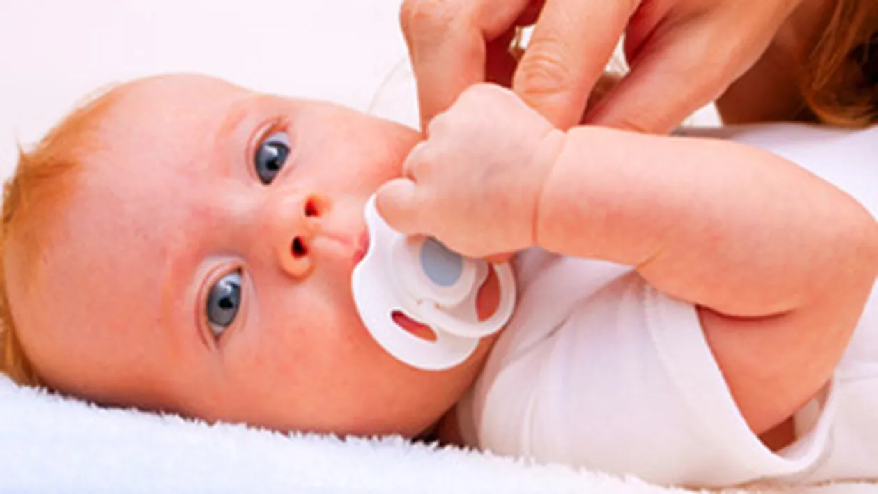 Atentie, mamici! Suzeta creste riscul de otita la bebelusi!