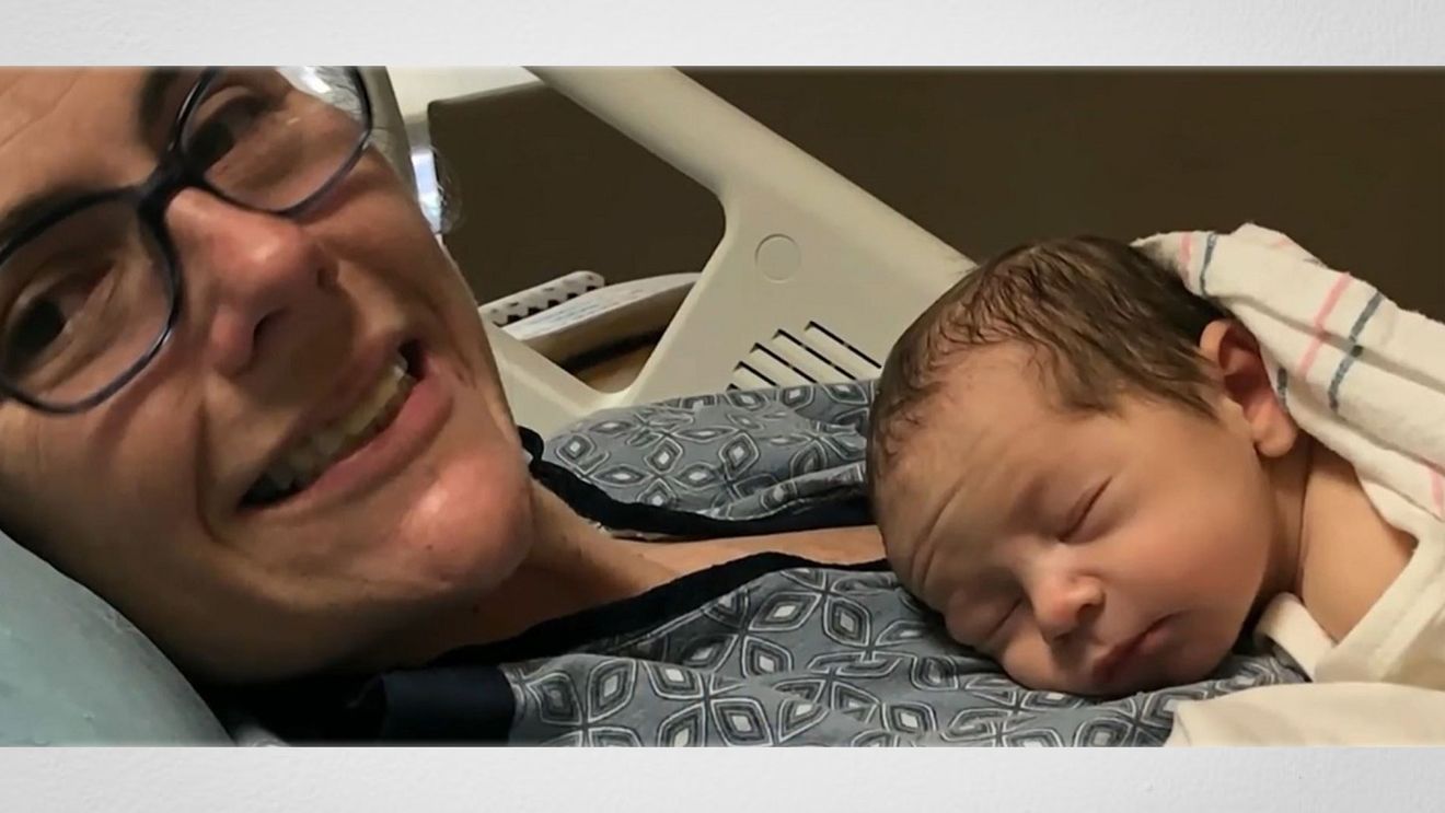 O femeie din Boston nu a știut că e însărcinată și a născut bebelușul în toaleta de acasă: “Am fost șocați, nu ne așteptam”. Melissa a confundat durerile travaliului cu cele de rinichi | FOTO