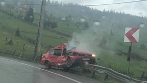 Grav accident pe DN17. Un autoturism s-a lovit violent de un TIR