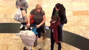Are doar un an si este rasfatata familiei! Fetita lui Brenciu a bifat prima iesire la mall la bordul unui carut de 5.000 de lei