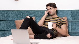 Un bărbat din Iași a rămas fără replică după ce și-a văzut apartamentul, închiriat unor videochat-iste. Cum arătau „picturile” de pe pereți