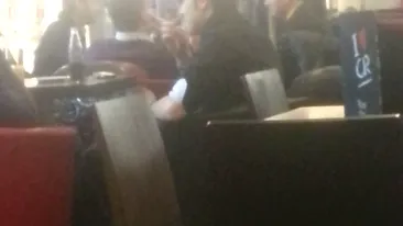 Inspectorii OPC fumeaza in mall, unde este interzis, dupa ce ospatarii le-au cerut clientilor sa arunce tigarile