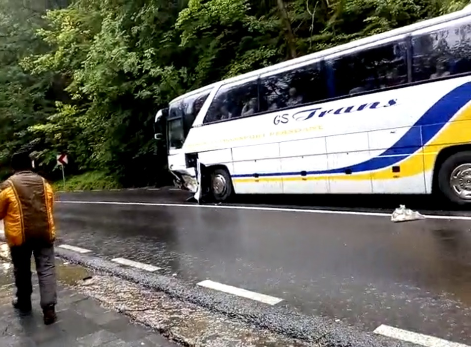 Turiștii din autocar au scăpat teferi