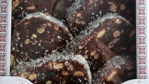 Din ce este făcut cel mai popular salam de biscuiți din România, de fapt. Se găsește în toate supermarket-urile din țara noastră, dar ce scrie pe etichetă?