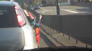 Ce au putut sa faca doi pasageri in trafic in timp ce erau blocati in aglomeratie! Gestul facut de ei