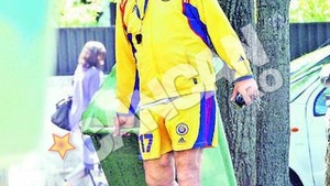 Adrian Matei a ajuns la munca de jos. Imbracat in "tricolor", "Cacao" trage dupa el un tomberon!