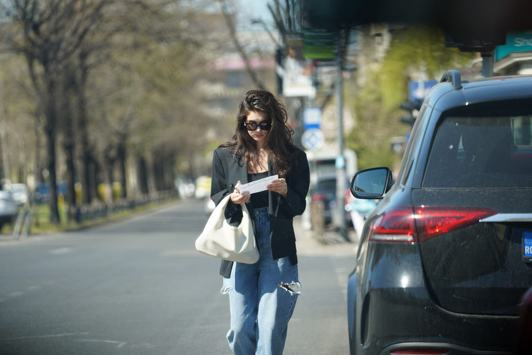 Cristina Ich a luat fluturașul de pe parbriz, imediat ce a ajuns în Dorobanți (Foto: CANCAN.RO)