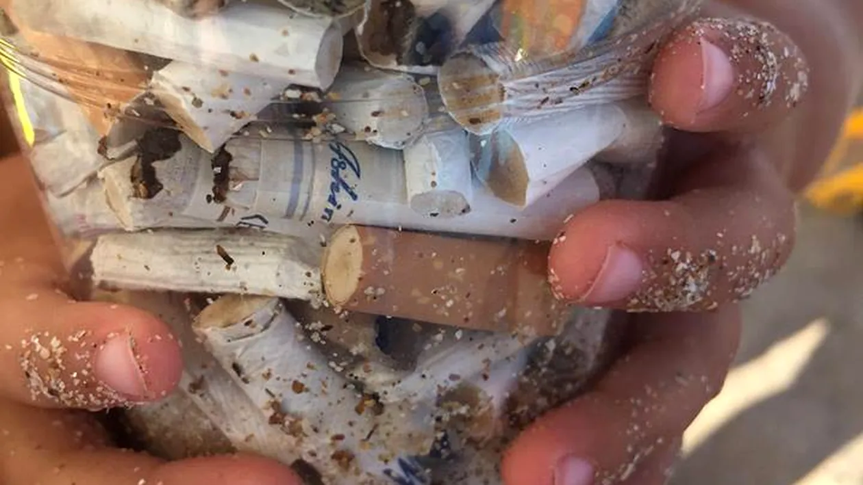 Ce lasă turiștii în urma lor pe litoral! Un copil din Iași a strâns „200 de țigări și un cui” : „Ai fost în vacanță și te-ai distrat, nu?”