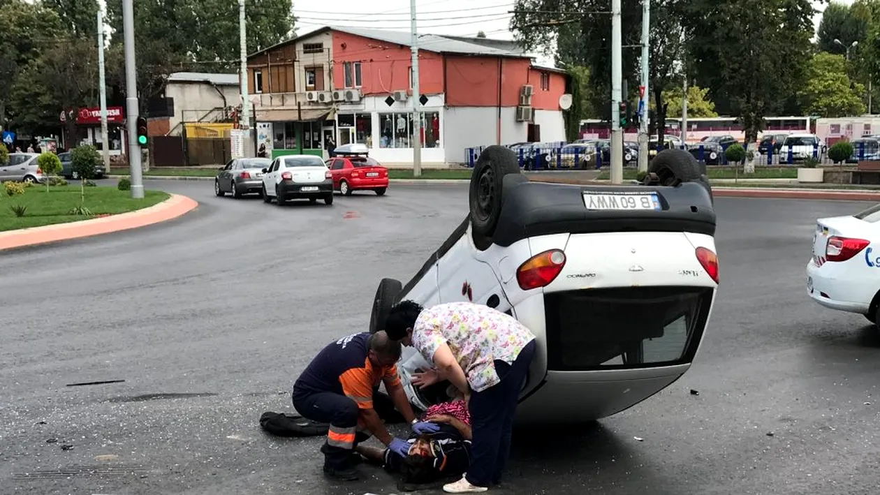 Accident grav în Berceni! O mașină a ajuns cu roțile în sus! Pompierii și ambulanța au intervenit rapid