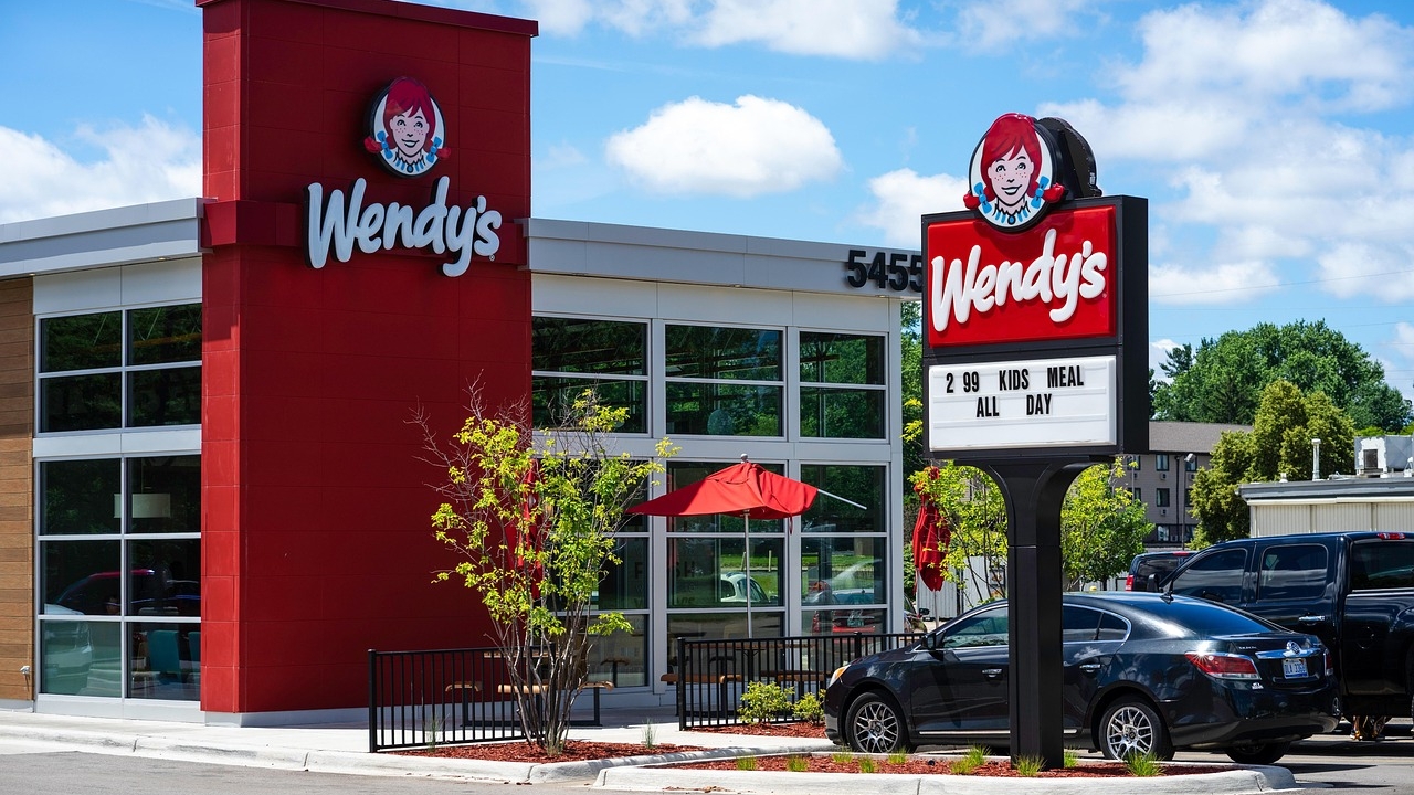 Ce salarii oferă Wendy’s în București sau Iași. Angajații primesc și tichete de masă de 30 de lei