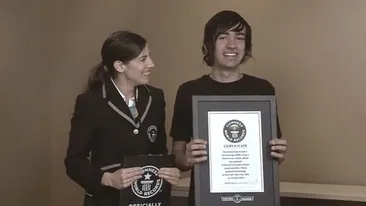 El este OFICIAL cel mai rapid om care tasteaza pe smartphone! O sa ramai uimit daca vezi cat de repede scrie! VIDEO