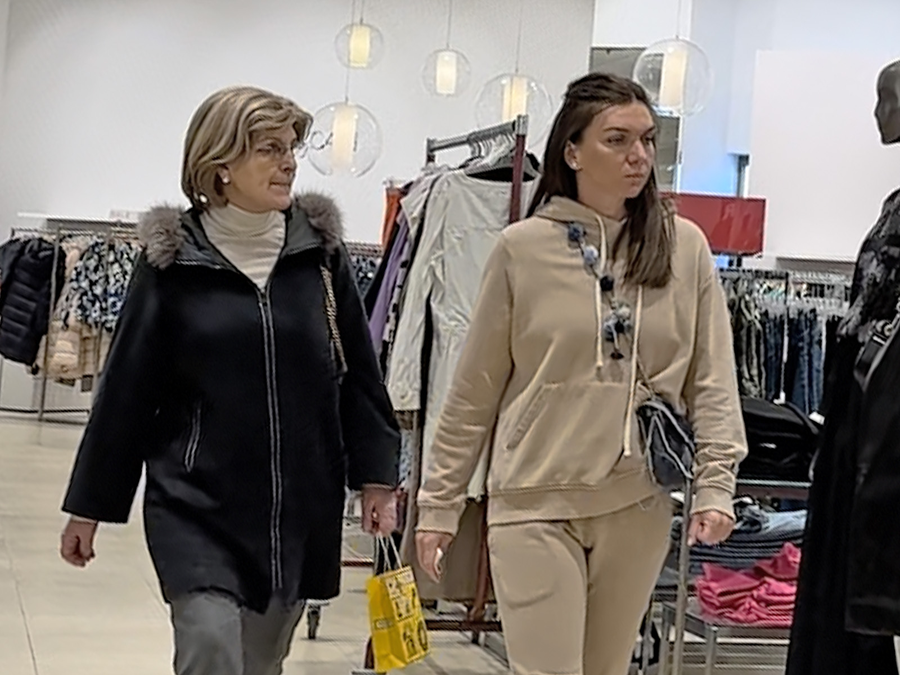 Simona Halep, alături de mama ei, la plimbare prin mall