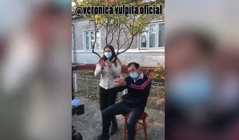 Imagini demențiale de la ziua Vulpiței! Cum dansează în curte, în jurul lui Viorel, după ce a copt cartofi pe plită VIDEO