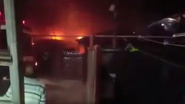 INCENDIU DE PROPORŢII pe o stradă din sectorul 5 al Capitalei! Mai multe case au luat foc! Una dintre victimele care au reuşit să se salveze: ”E iadul pe pământ!
