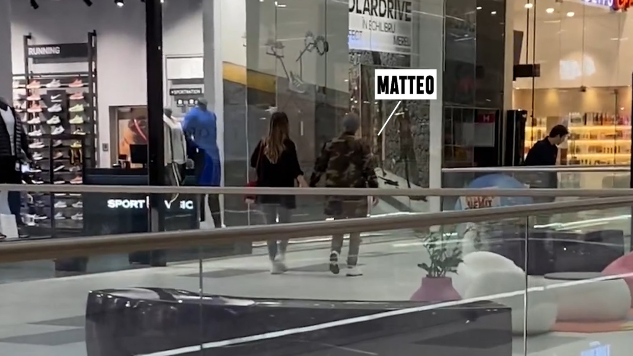 Matteo, de mână cu iubita, la mall