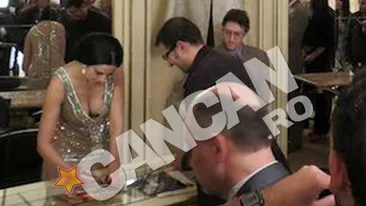 Incendiar! Priveste cu ce decolteu a cucerit definitiv o romanca celebra Italia. Sute de italieni au asteptat zeci de minute sa primeasca un autograf de la senzuala artista