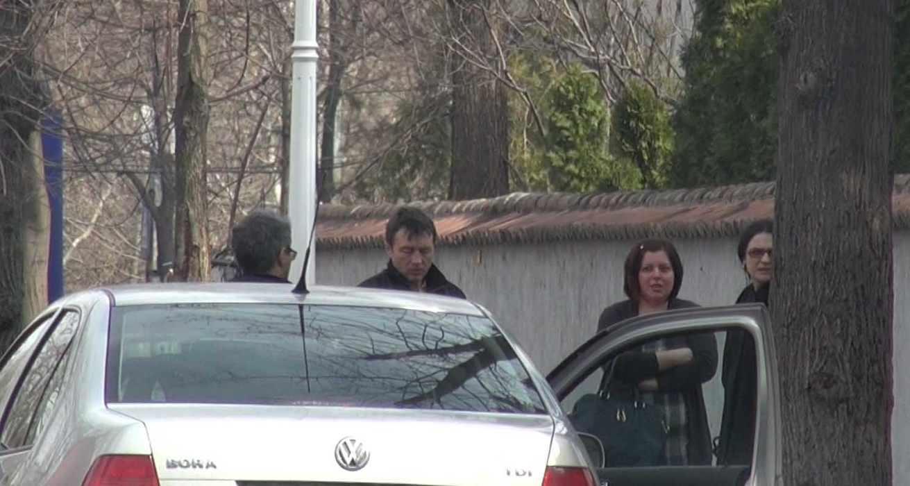 Cele 4 persoane venite pentru "operaţiune" discută în afara casei