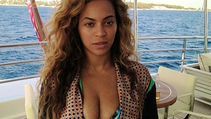 Ce fata obraznică! Beyoncé îşi arată curbele ispititoare, îmbrăcată în chiloţei cu leopard print! Sexy sau nu?