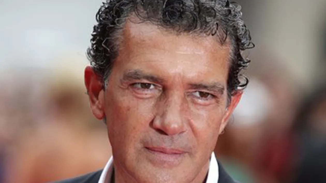 ANTONIO BANDERAS a fost dus de urgenţă la spital! Actorul a simţit o durere puternică în piept în timp ce făcea sport