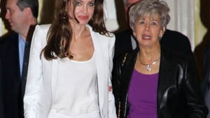 Angelina Jolie se intelege de minune cu soacra - Au iesit impreuna la plimbare